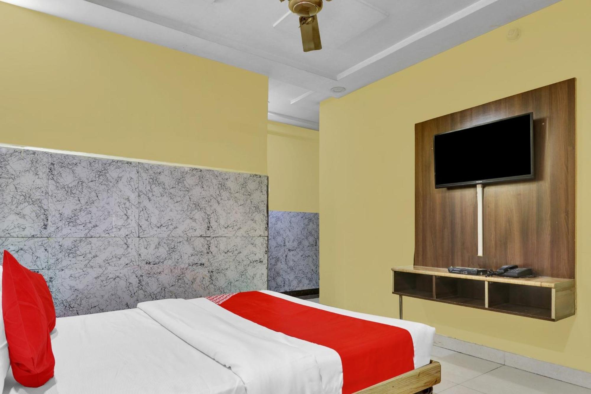 Capital O Royal Inn Near Laskar Gwalior Buitenkant foto