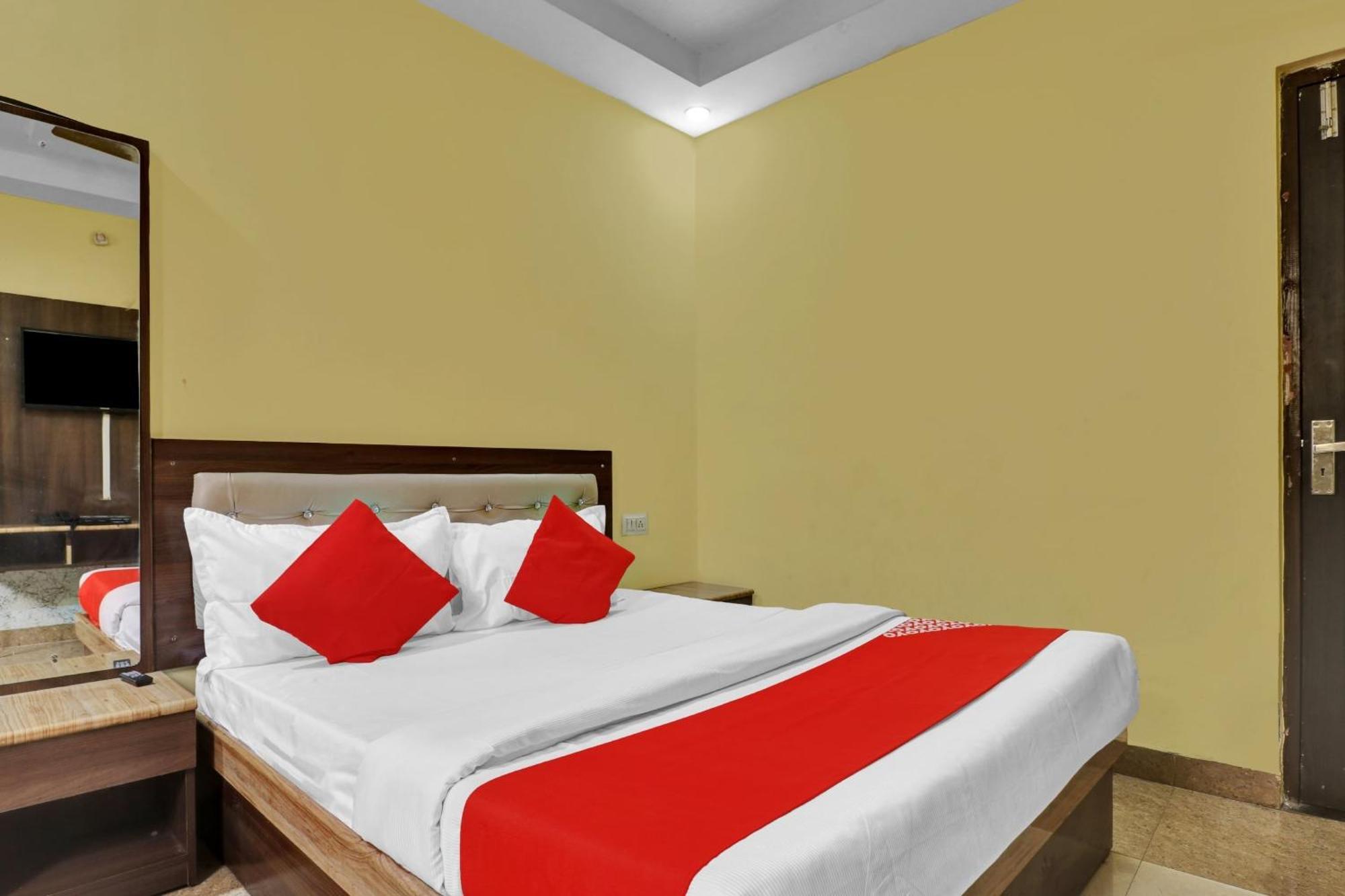 Capital O Royal Inn Near Laskar Gwalior Buitenkant foto
